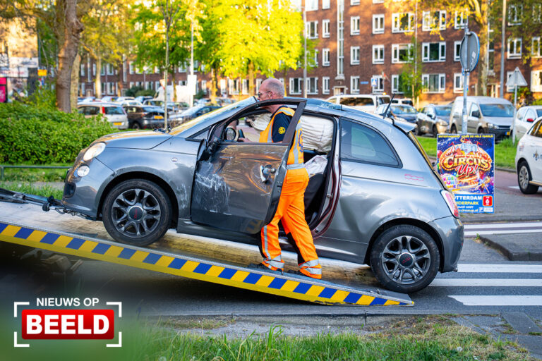 Auto op kant bij aanrijding met auto Stadhoudersweg Rotterdam