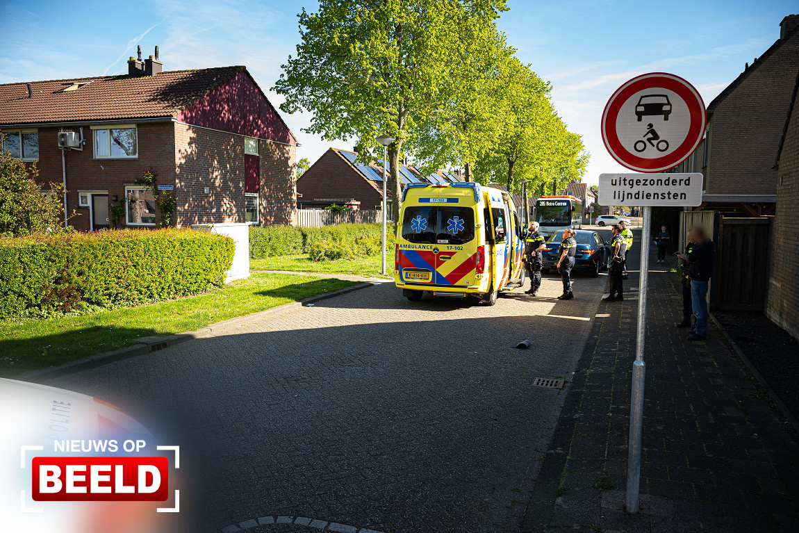 Voetganger zwaargewond bij ongeval met auto Bachbaan Spijkenisse. Voetganger zwaargewond bij ongeval met auto Bachbaan Spijkenisse.