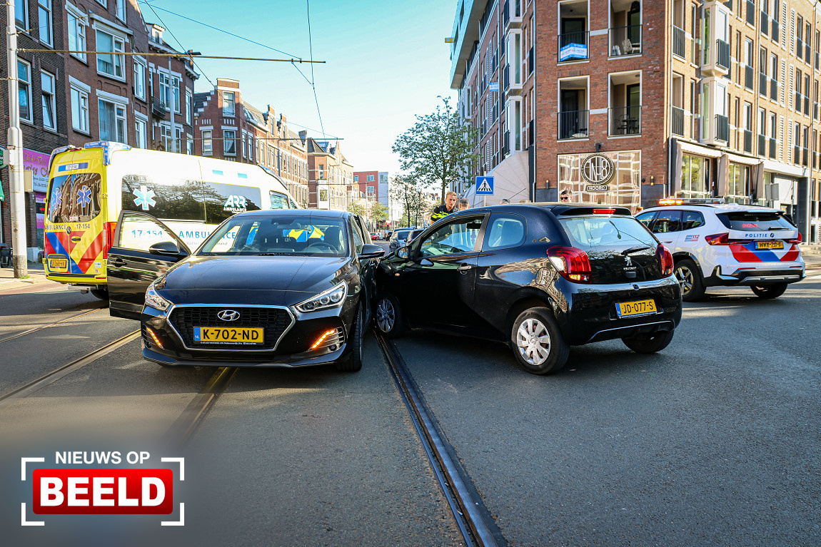 Aanrijding tussen twee auto’s Bergweg Rotterdam. Aanrijding tussen twee auto’s Bergweg Rotterdam.
