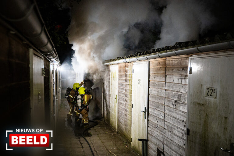 Veel rookontwikkeling bij brand in schuur Crooswijksebocht Rotterdam