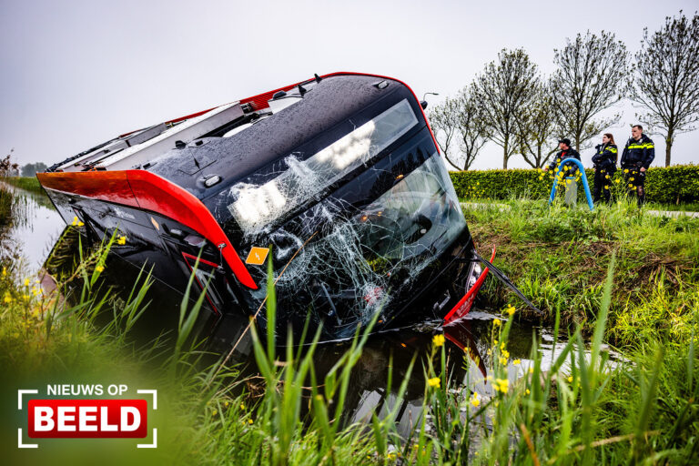 Gloednieuwe streekbus belandt in sloot na onwelwording chauffeur N217 Heinenoord