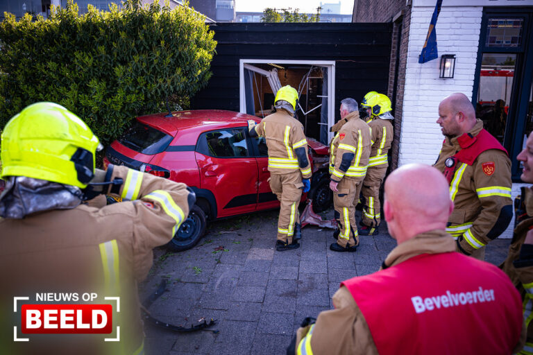 Automobiliste rijdt bedrijfspand binnen Amnesty Internationallaan Hellevoetsluis