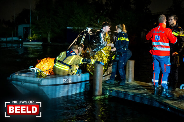 Doorweekte jongeren van eiland gered na zinken boot Bergse Achterplas Rotterdam