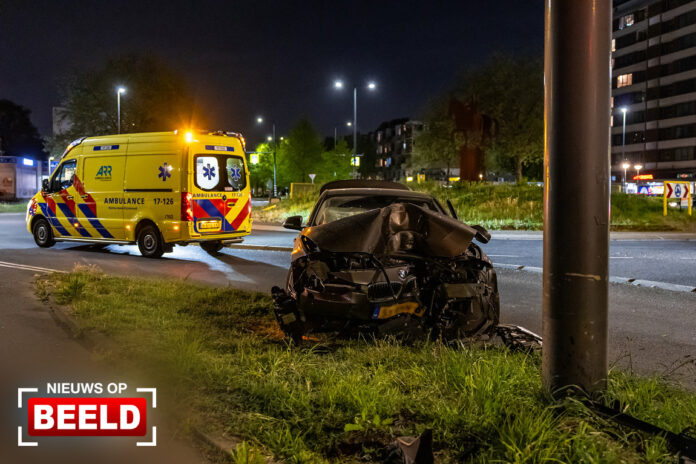 Automobilist rijdt frontaal tegen paal bij rotonde Nieuwe Damlaan Schiedam