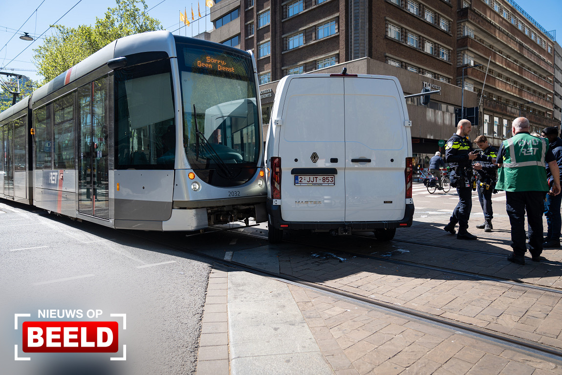 Tramverkeer omgeleid na aanrijding met bedrijfsbus Coolsingel Rotterdam.