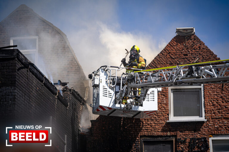 Veel rook bij grote brand in woningen Azijnplaats Dordrecht