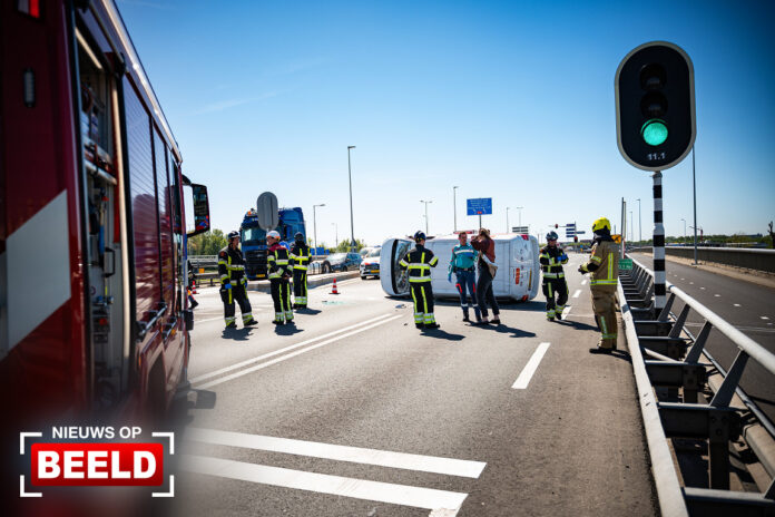 Bestelbus belandt op zijkant na ongeval met auto Gaderingviaduct Hoogvliet Rotterdam