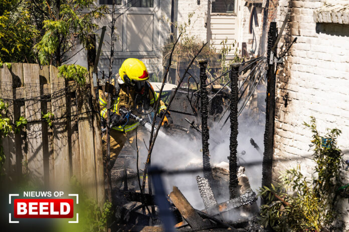 Veel schade bij brand in achtertuin van woningen Marconistraat Schiedam