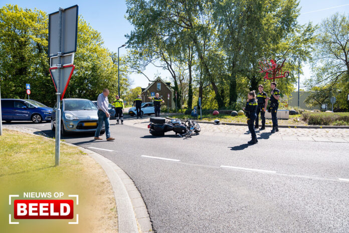 Motorrijder gewond na botsing tussen motor en auto Cloese Hoogvliet Rotterdam