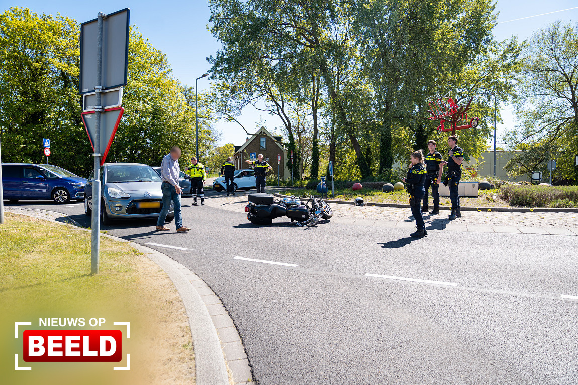 Motorrijder gewond na botsing tussen motor en auto Cloese Hoogvliet Rotterdam