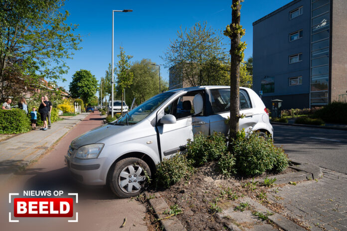 Auto botst tegen boom na uitwijkmanoeuvre Pascalweg Rotterdam