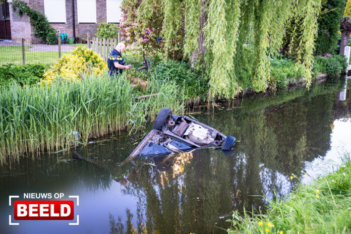 Aanhouding en drie gewonden na auto te water Oosterparkweg Ridderkerk