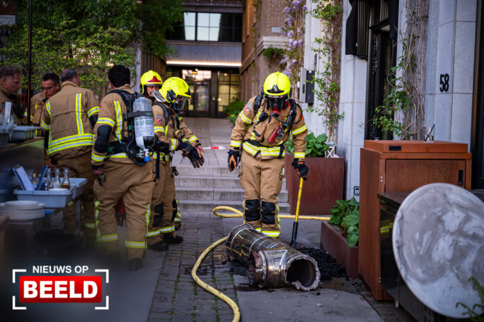 Restaurantgasten op straat door brand in afzuiging Abraham Tuschinskistraat Rotterdam