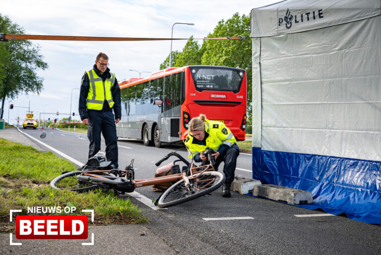33-jarige fietsster overleden na ongeval met lijnbus Groene Kruisweg Oost Heenvliet