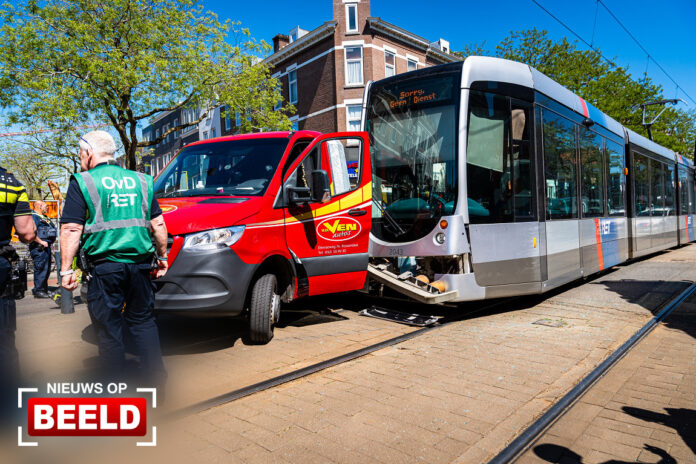 Bestuurder gewond na botsing tussen tram en bedrijfsbus 1e Middellandstraat Rotterdam