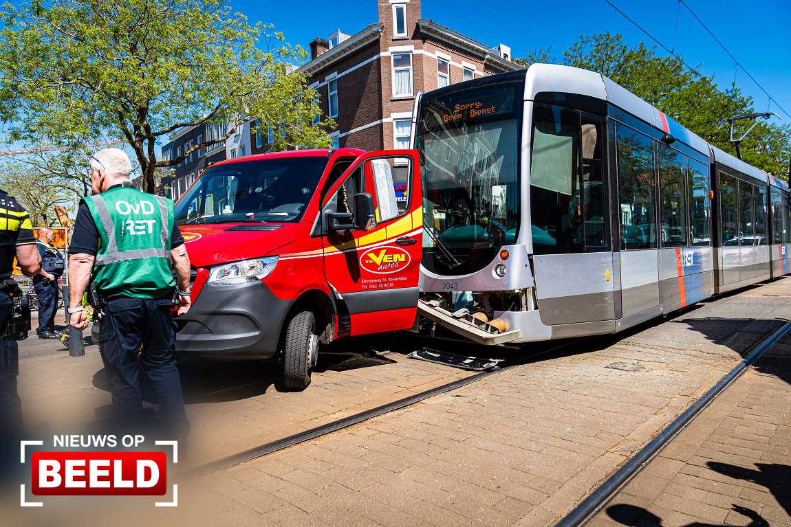Bestuurder gewond na botsing tussen tram en bedrijfsbus 1e Middellandstraat Rotterdam.
