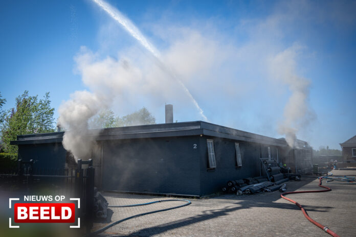 Veel rook bij grote brand in loods Heveringseweg Rockanje