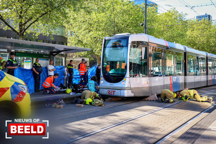 Vrouw (80) zwaargewond bij aanrijding met tram Coolsingel Rotterdam