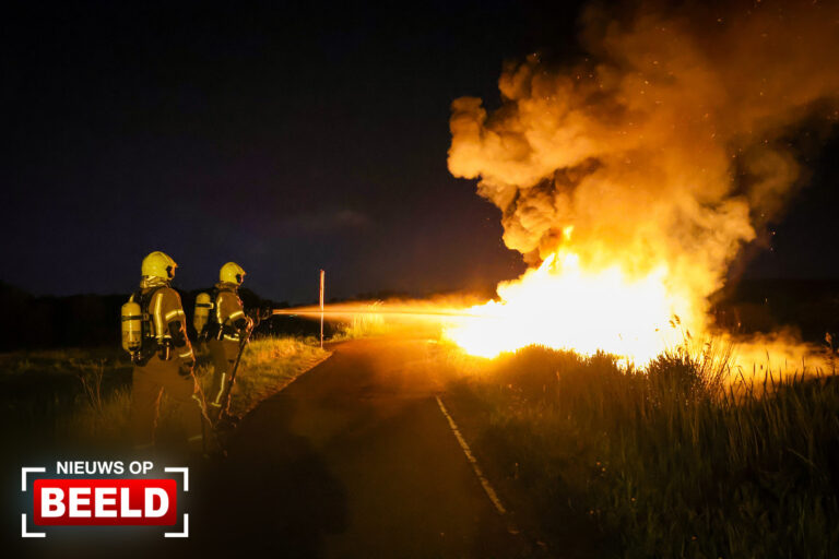 Steiger verwoest door felle brand Bergse Linker Rottekade Rotterdam