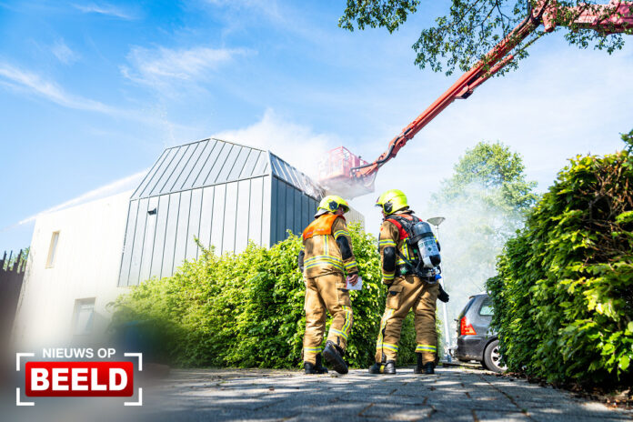 Brand in spouwmuur zorgt voor veel rookontwikkeling Blankvoornstraat Hoogvliet Rotterdam