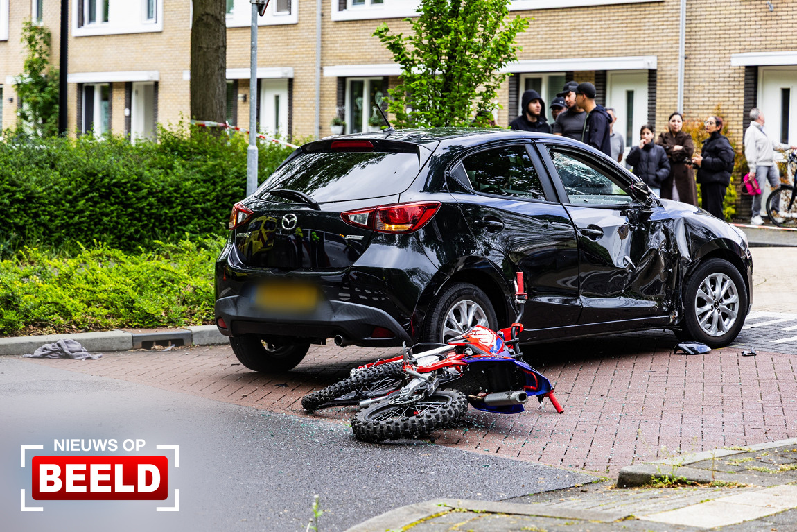 Bestuurder crossmotor zwaargewond bij ongeval Spechtlaan Vlaardingen. Bestuurder crossmotor zwaargewond bij ongeval Spechtlaan Vlaardingen.