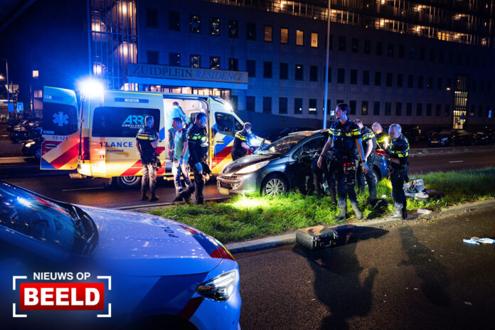 Zwaargewonde man aangetroffen in auto op straat Zuidplein Rotterdam