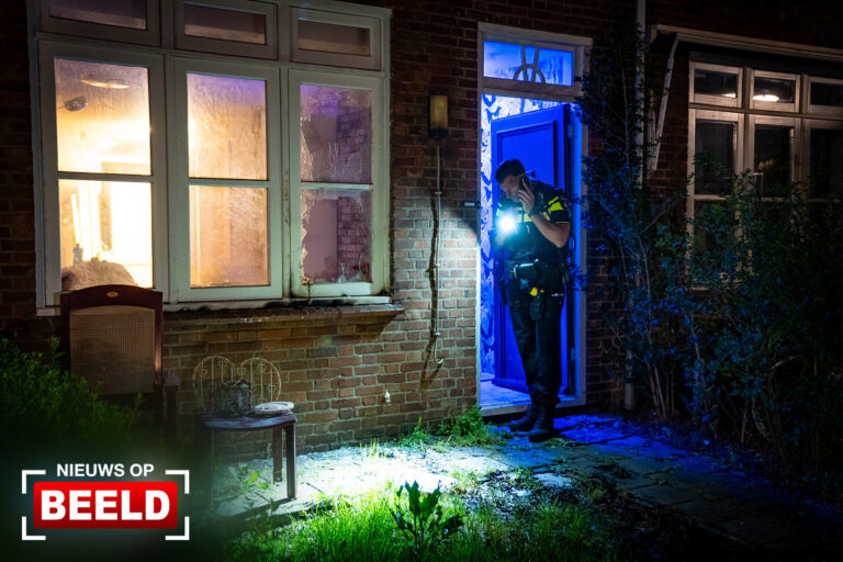 Brand in voortuin na explosie bij woning Voorde Rotterdam