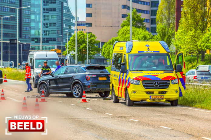 Auto botst op stilstaand voertuig Abram van Rijckevorselweg Capelle aan den IJssel