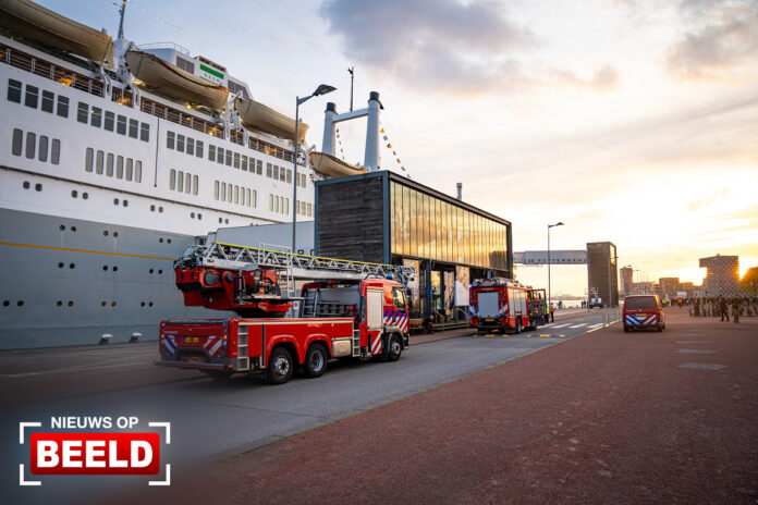 SS Rotterdam ontruimd na brandmelding door gesprongen sprinkler 3e Katendrechtsehoofd Rotterdam