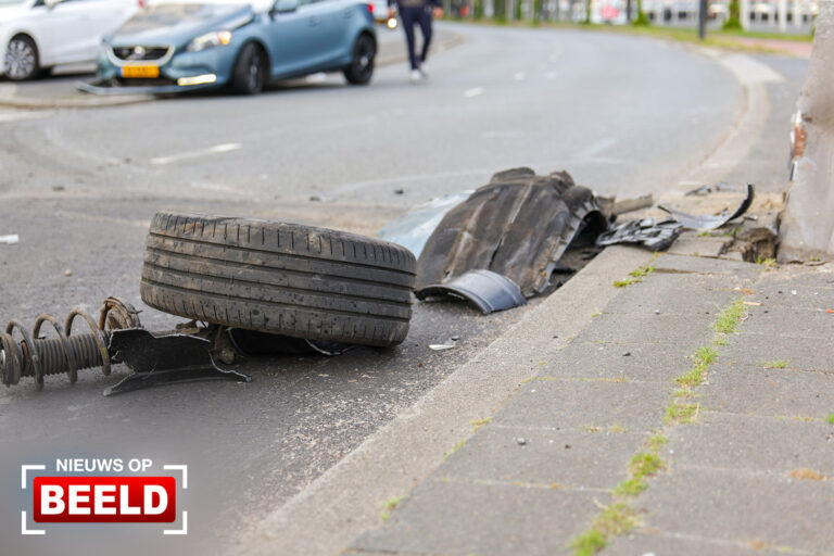 Voertuig richt ravage aan bij eenzijdig ongeval Boompjes Rotterdam