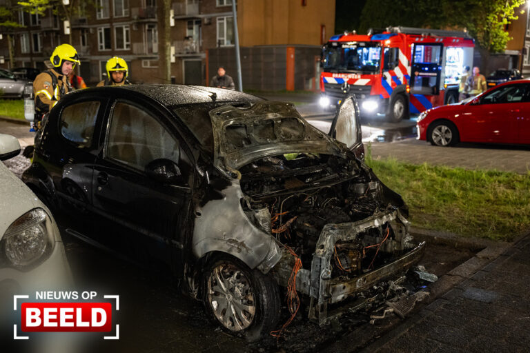 Eerste van meerdere voertuigbranden Willem Pijperstraat Schiedam