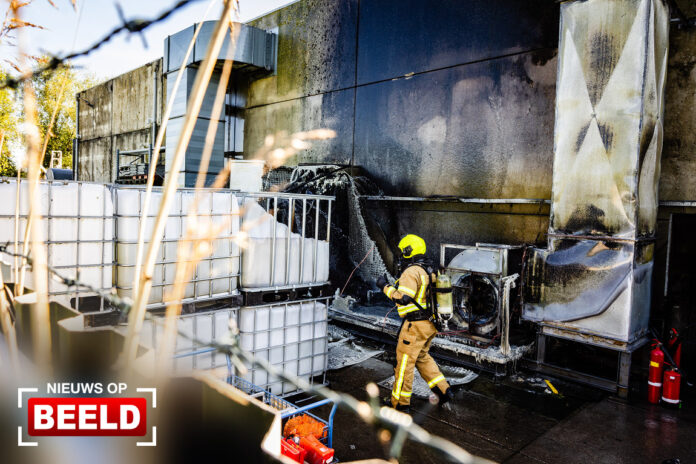 Afzuiginstallatie in brand op oefenterrein brandweer Spinel Dordrecht
