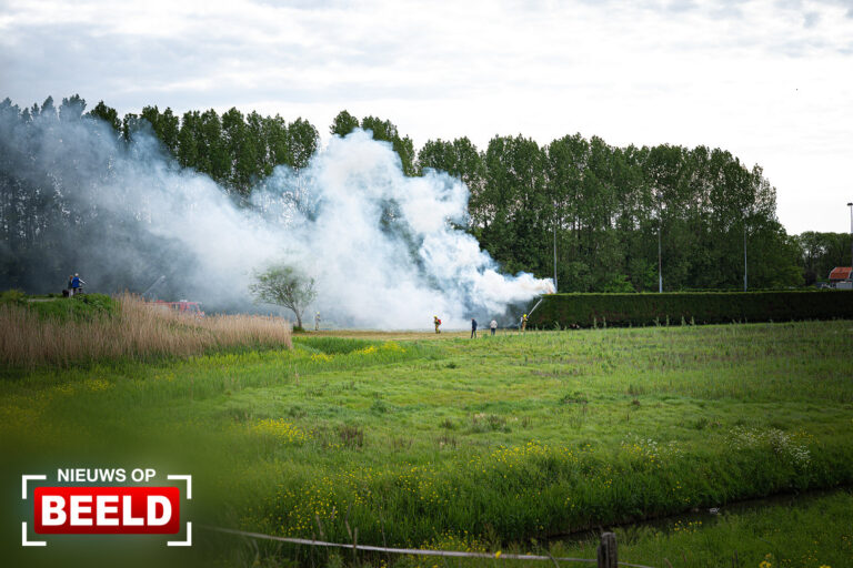Veel rookontwikkeling door brandende heg Noorddijk Geervliet