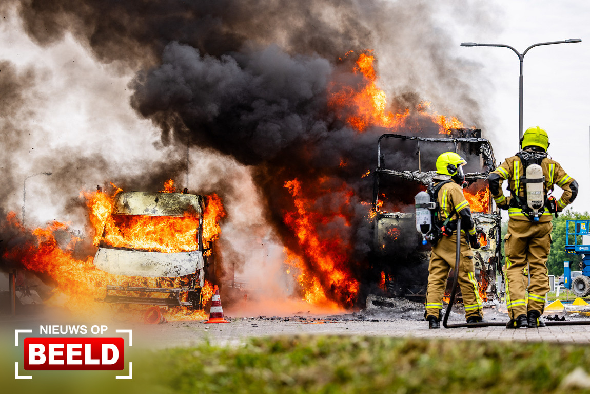 Grote rookwolken bij brand in vrachtwagen en bedrijfsbus A16 Hendrik-Ido-Ambacht