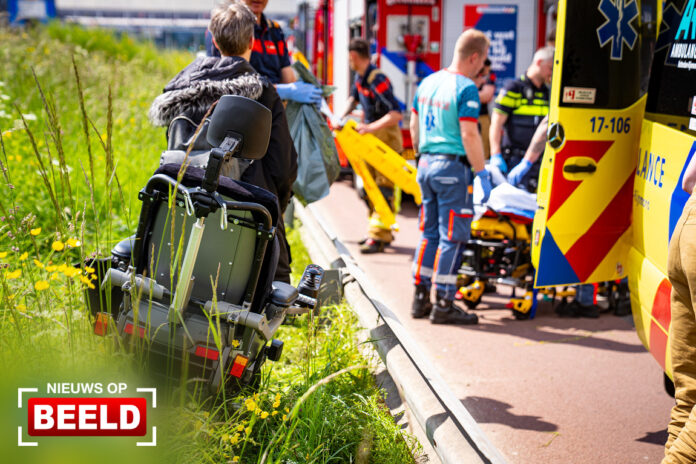 Vrouw rijdt van dijk af in elektrische rolstoel en raakt gewond Stadionweg Rotterdam
