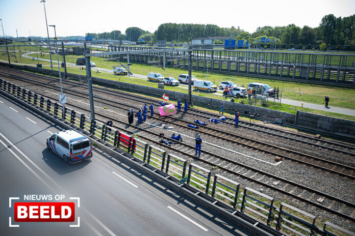Havenspoorlijn urenlang geblokkeerd door actiegroep Geef Tegengas Vondelingenweg Vondelingenplaat