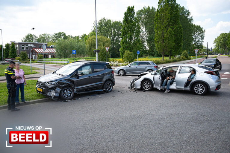 Veel schade na ongeval met twee voertuigen Oudelandseweg Hoogvliet Rotterdam