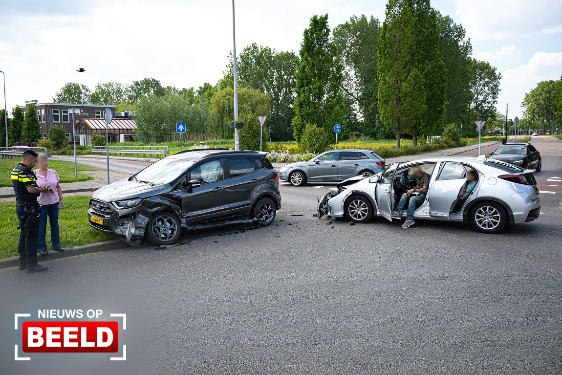 Veel schade na ongeval met twee voertuigen Oudelandseweg Hoogvliet Rotterdam