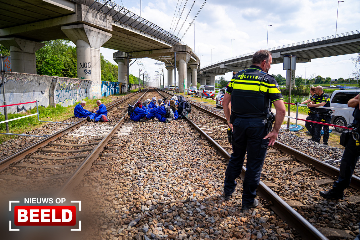 Demonstranten blokkeren havenspoorlijn tweede dag op rij Vaanplein Barendrecht