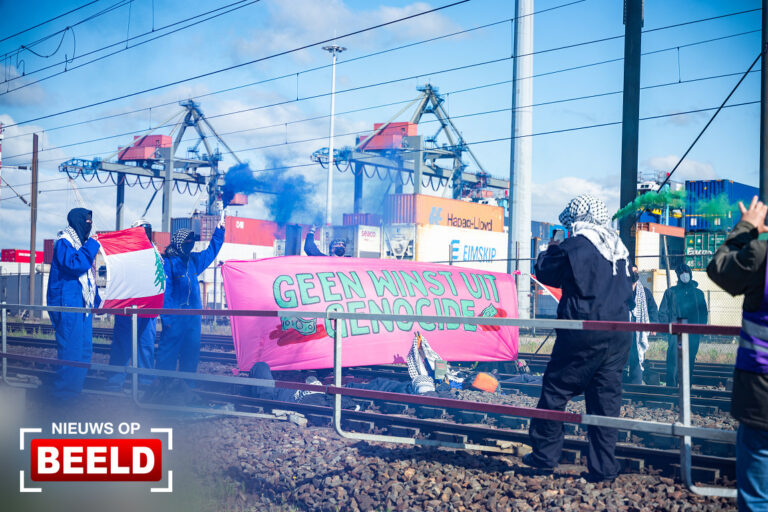 Derde blokkade van havenspoorlijn door Geef Tegengas in drie dagen Vondelingenweg Pernis Rotterdam