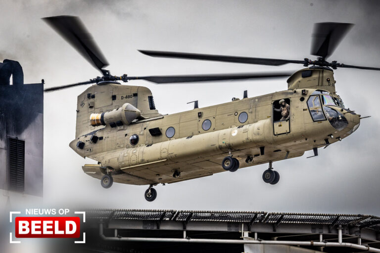 Chinook-transporthelikopters oefenen bij schip Waalhaven Rotterdam