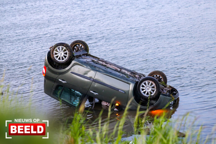 Auto over de kop water in Groenendijk Nieuwerkerk aan den IJssel