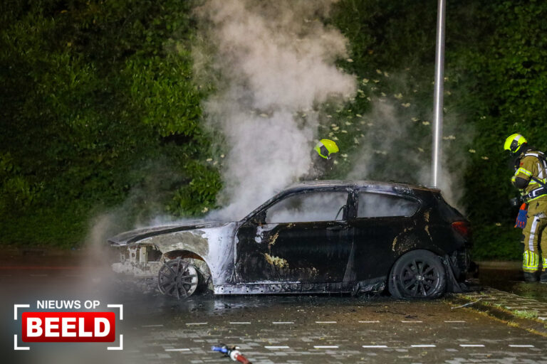 Auto brandt volledig uit Iersestraat Nieuwerkerk aan den IJssel