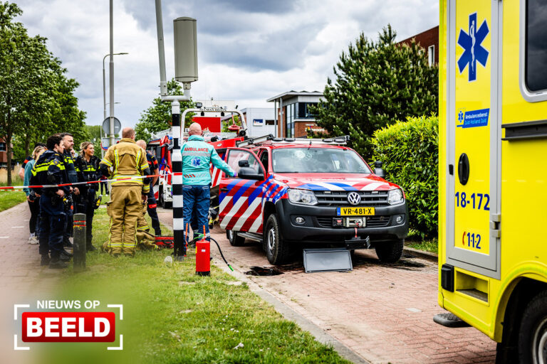 Brandweerlieden gewond door aanrijding met poller tijdens spoedrit Aston Martinlaan Oud-Beijerland