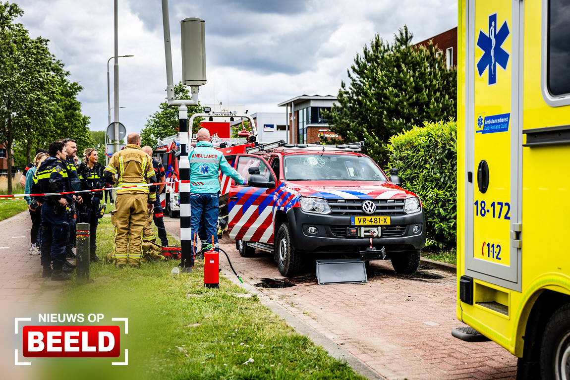 Brandweerlieden gewond door aanrijding met poller tijdens spoedrit Aston Martinlaan Oud-Beijerland.