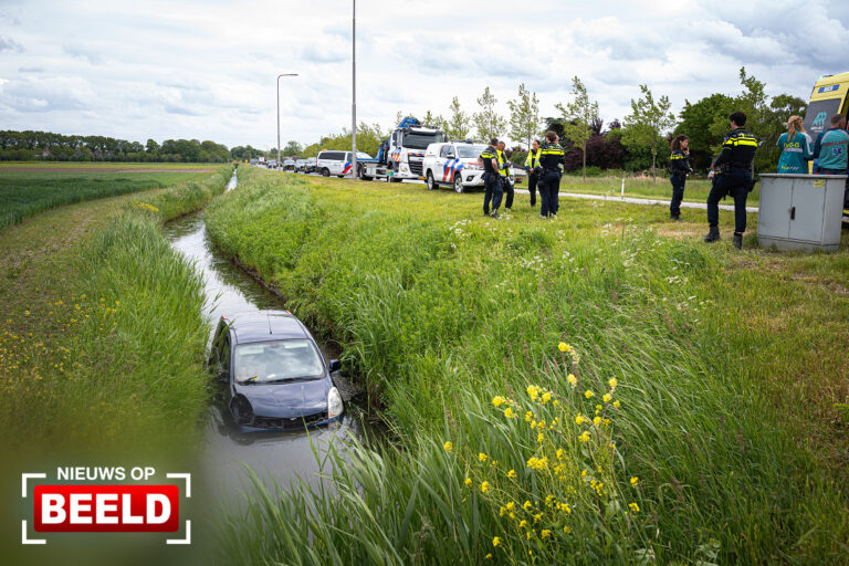 Inzittende auto gewond nadat voertuig te water raakt Schrijversdijk Brielle