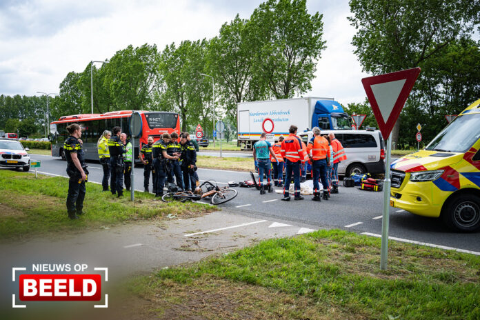 33-jarige fietsster overleden na ongeval met lijnbus Groene Kruisweg Oost Heenvliet