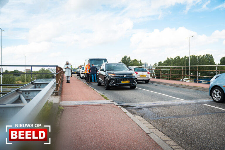 Kettingbotsing met vier voertuigen op viaduct Vrijenburgweg Barendrecht