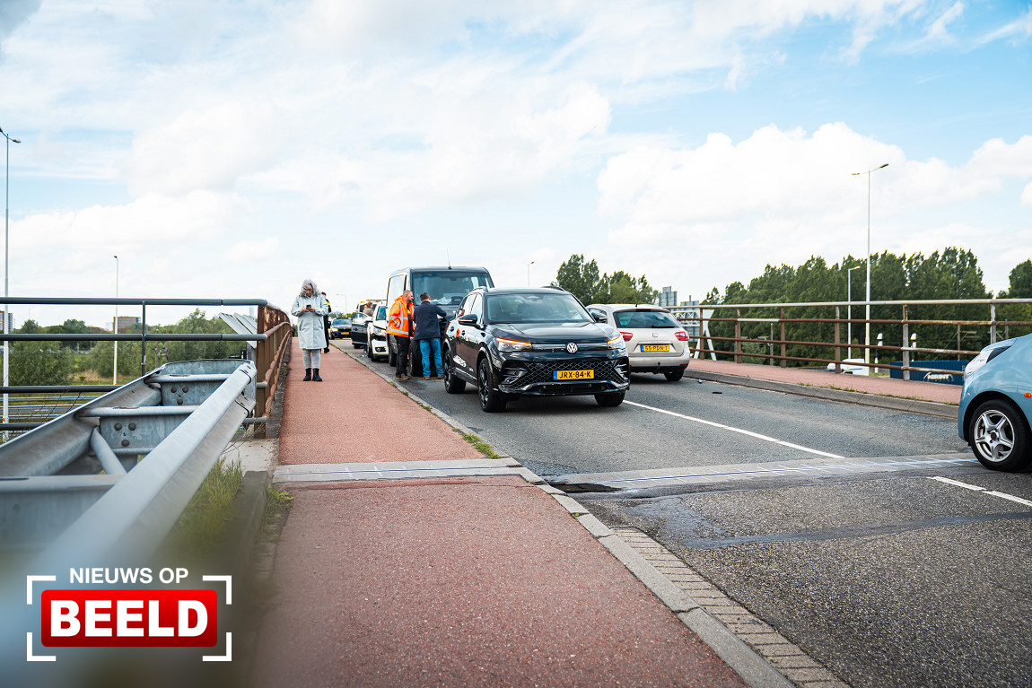Kettingbotsing met vier voertuigen op viaduct Vrijenburgweg Barendrecht