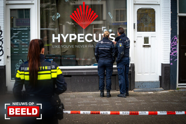 Kogelgaten in ruit barbershop na beschieting Schiedamseweg Rotterdam